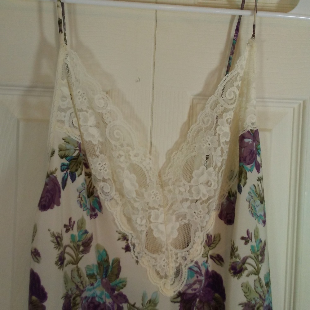 Val Mode Floral Night Gown